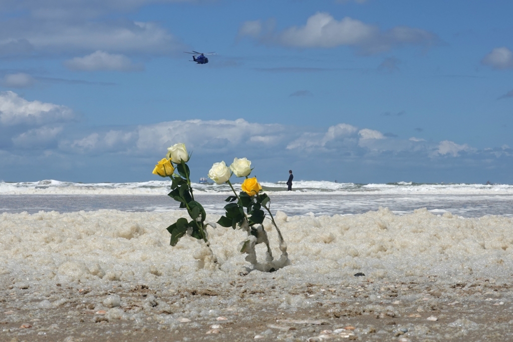 politiehelikoper boven rozen op het strand